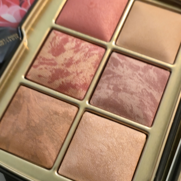 New- LIMITED EDITION Hourglass Horse Face Palette - Sold Out - Picture 2 of 3